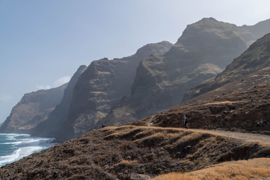 Uitzicht-op-rotsen-tijdens-kust-wandeling-ponta-do-sol-santo-antao