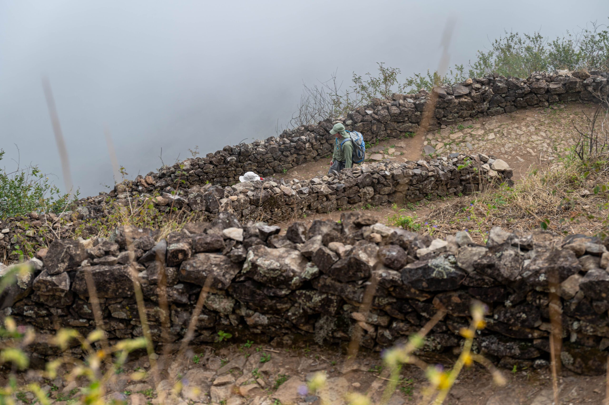 Zigzaggend-langs-vulkaan-op-santo-antao