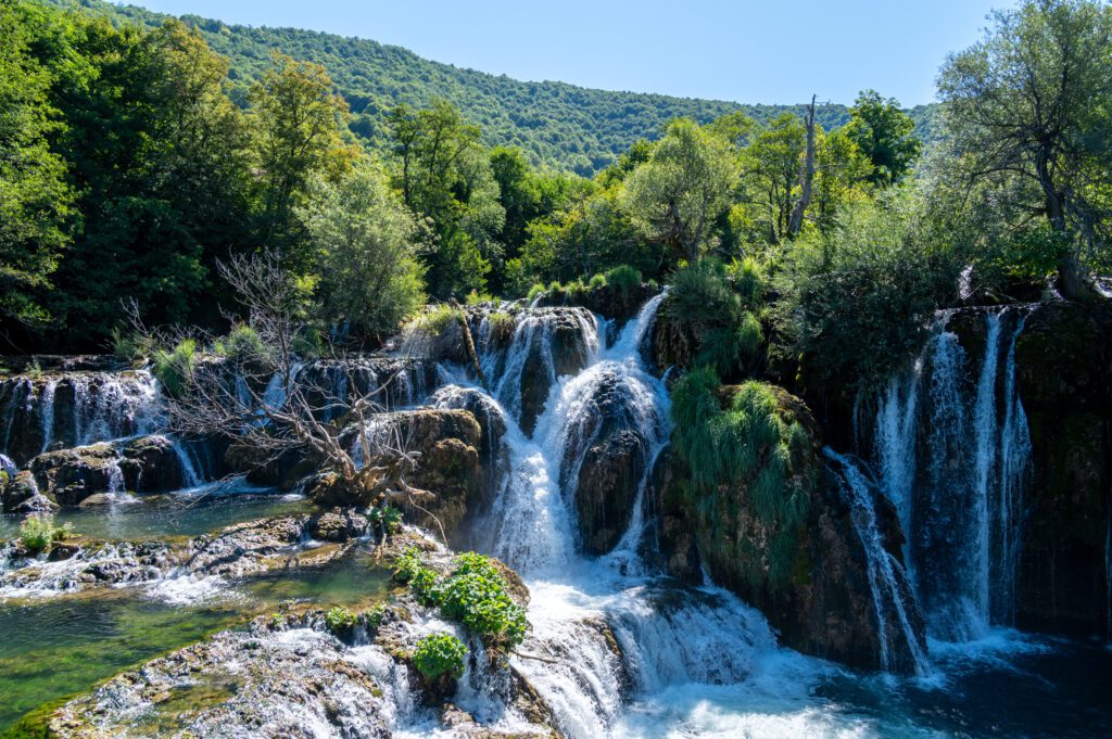 water stroom in kleine watervallen naar beneden nabij Martin Brod in nationaal park una Bosnië
